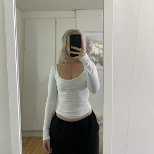 Bastopp - Bastopp från H&M. Storlek xs. Säljer pga att jag har liknande toppar. Använd fåtal gånger. 