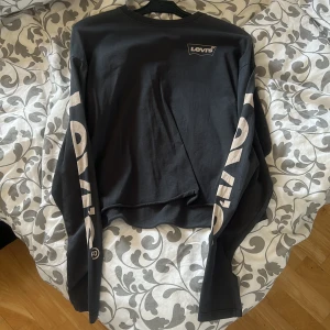 Croppad Levis tröja - Levis tröja (croppad) super fin och väldigt bra skick men används tyvärr inte. Coola tryck på både bröstet och armarna. Pris kan diskuteras