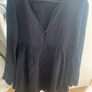 Klänning i linne - Storlek: S, från bikbok (kort i storleken)