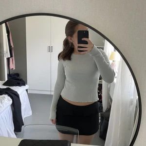 Ribbad topp - Så gullig topp från kappahls barnavdelning i storlek 170, motsvarar ungefär en S, men passar alla från xs-m. Tyvärr lite nagellack på insidan av den högra ärmen, se bild nummer två!