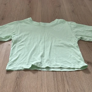T-shirt  - En t-shirt som är använd få gånger! Den är i bra skick!!
