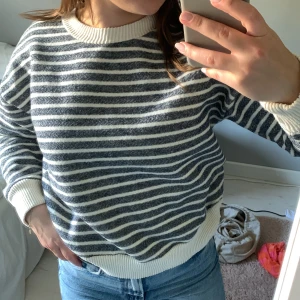Randig tröja från zara - Jättefin randig tröja från zara. Lite liten för mig och jag har S så den passar nog perfekt till dig som har XS. Extremt skön inuti då det är mjukt material. 
