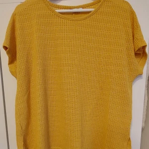 T-shirt  - Härlig luftig sommar tisha! Fint skick!