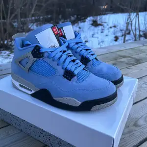 Jordan 4 Retro University Blue  Cond: 9/10 (Använda ett fåtal gånger) Size: US 10 Box medföljer Köpta på Ettresex sommaren 2021! BID: 3600 BIN: 4000 Är lite flexibel när det kommer till priset!