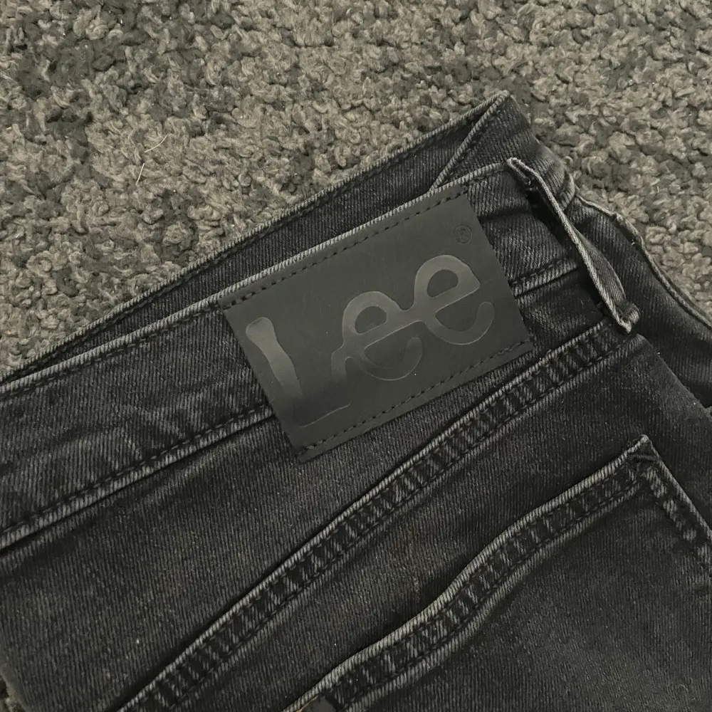 Ett par jeans från Lee i modellen daren zip fly. De är i storlek 31/32 men är uppsydda cirka 3cm (med originalmudden kvar), passar mig som är 186. Ny pris var 1199. Använda endast 2 gånger. Jeans & Byxor.