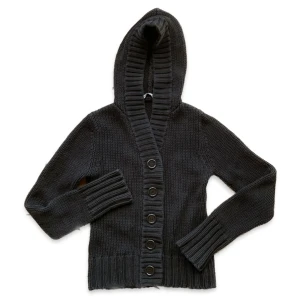 Kofta med stora knappar - Stickad kofta med stora knappar, så fint! Inte sätt några defekter. Strlk 38 men rätt liten mer S