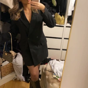 Kavajklänning - Kommer inte till användning men sitter annars jättefint och är i ett nytt skick. Storlek S