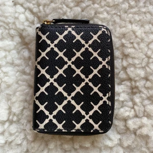 Marlene Birger plånbok  - Använda ett fåtal gånger, i mycket fint skick utan skavanker! Köpt för 800:- säljer för 450:- Priset är redan prutat och klart 🤎