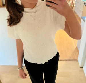 Zara tröja - Säljer nu min jättefina topp från zara som tyvärr inte kommer till användning. Endast använd 1 gång så den ser som ny ut! Köparen står för frakten! Skriv privat för fler bilder eller frågor🥰😋