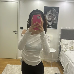 Vit tröja  - En skit snygg vit tröja som har blivit lite för liten för mig men super snygg och som man kan andvänds till allt 