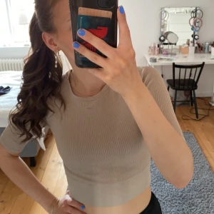 Träningstopp😍 - Säljer denna sjukt snygga träningstopp från Stronger i storlek Xs/s🥰🥰 använd en gång