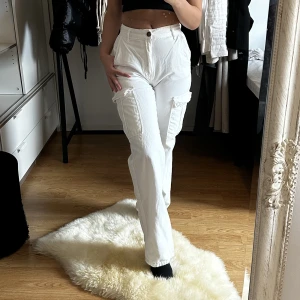 Cargo byxor  - Super fina cargo byxor från stradivarius, använda fåtal gånger så dem är i super fint skick! 