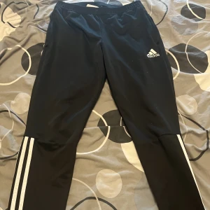 Adidas byxor - Väldigt bra skick dem är storlek m men passar även s och L överlag fina byxor används bah inte längre 