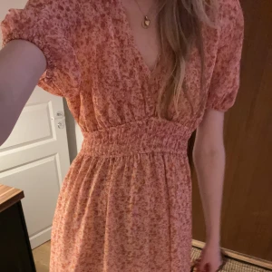 Fin kort sommarklänning - Super gullig mini-klänning från monki. Stl xs, men passar mig som har s-m (stretchig) knappt använd, bra skick!:)