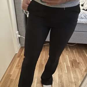 Kostymbyxor Bikbok  - Jättefina kostymbyxor från Bikbok. Finns slitage på byxorna (skriv för bild). Pris kan diskuteras 😊 -högmidjade. 