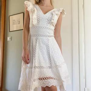 Säljer denna underbara vita klänning, perfekt till student/konfirmation eller liknande🤍 endast använd 1 gång så vädligt fint skick🫶🏼