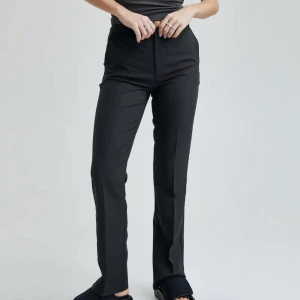 Bikbok kostym byxor ”Vilma” - Beställde byxorna men de var för stora därför säljer jag de, använda 1 gång😊