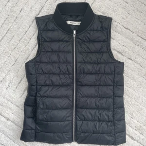 Väst - Vadderad väst från Mango, fint skick.