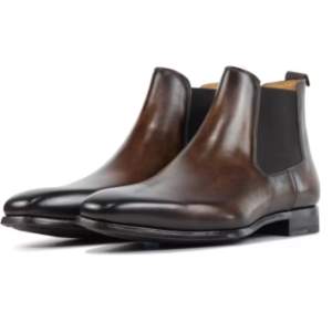 Ett par näst intill oanvända Magnanni Läder Chelsea Boots köpta från NK Stockholm. Minimal creasing/användnings spår i lädret.  Storlek 40-41 (känns som 41)  Orginal pris 3599 kr