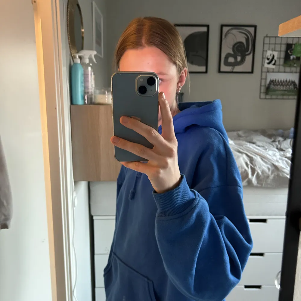 Säljer nu min blåa hoodie från bikbok❤️nästan aldrig använda så skulle säga att den är i nyskick❤️. Hoodies.