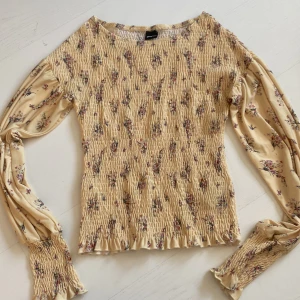 tröja - mönstrad ljusgul med blommor och smock