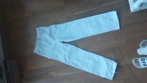 Vita jeans levi's - Säljer nu mina jeans som har blivit hängandes här i min garderob sen jag fick min son, för ca 8 år sen. Dom är i gott skick! 