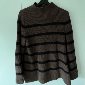 Brun stickad tröja med ränder  - jättefin stickad tröja från märket Kaffe<33 väl omhändertagen och i bra skick! 