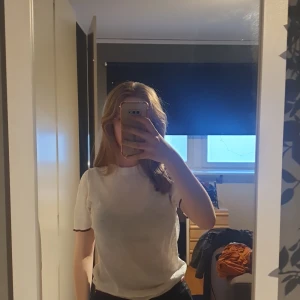 Sommrig t-shirt - Säljer då den aldrig används och är lite stor på mig jag är m/s, den passar m/l 