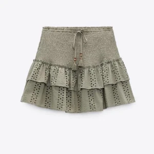 Zara kjol - Söt grön kjol ifrån Zara, modellen säljs inte längre.