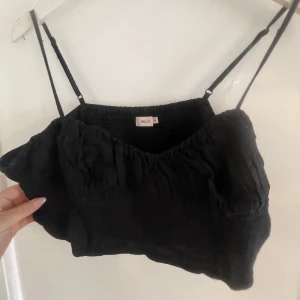 Croppad linne - Använt 1 gång, svart linne med resår på baksidan, 