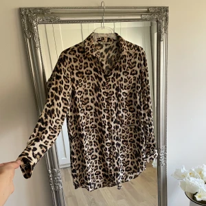 Blus - Leoparmönstrad blus från Zara. Lite länge i modellen 🤎 Använd men i fint skick! 