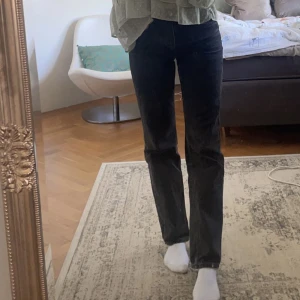 Svarta Jeans - Svarta Zara jeans som passar till nästan alla typer av tröjor. De är straight och midwaist🌷 Måtten är: Midja (tvärs över) - 39 cm Gylfområde - 27 cm Innelår - 79 cm