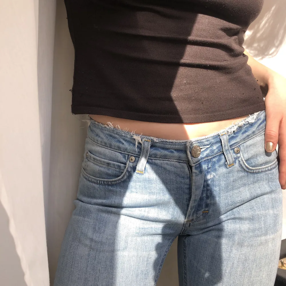 Low waist, ljusblå Acne jeans. Storlek 29/34 men avklippta ben så lite kortare. . Jeans & Byxor.