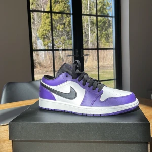 JORDAN 1 LOW - Sprillans nya court purple storlek 42,5 så skick:10/10 2900 kr