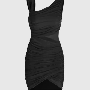 Svart kort klänning  - Köpt från cider, kommer ej till användning - nyskick .  Elastisk med dragkedja- dock kort i modellen ( blev lite kort på mig som är 172 , enligt personliga preferenser)