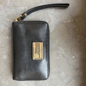 Marc Jacobs plånbok  - Hej!   Säljer min gamla favorit plånbok från Marc Jacobs. Inköptes för några år sedan på Jackie. Sparsamt använd och i äkta läder.  Utrymme för telefon, mynt, sedlar och flertal kort 💗 