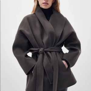 SÖKER kort kappa massimodutti - Söker kappan på bilden från Massimodutti ”short wool coat”. Antingen i storlek S eller M. Kontakta mig om du har en du vill sälja! 
