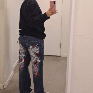 Intressekoll p dessa feta jeans med vitröda drackar på baksidan, lågmidjade och baggy💕