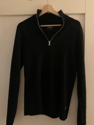 Half zip tröja - Tjena Säljer en oanvänd half zip stickad tröja. Den är i tunt stickat material och är väldigt stilren. Tyvärr är den för liten för mig och har aldrig använt den. Nypris cirka 400kr