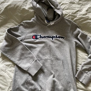 Champion hoodie - Grå Champion hoodie i fint skick. 