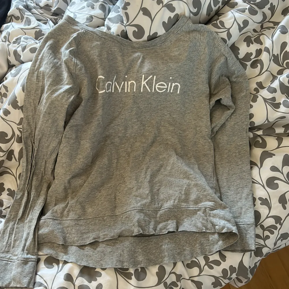 Säljer nu min Calvin Klein pyjamas tröja. Väldigt skön och använd en del men väldigt bra skick. Storlek m. Toppar.