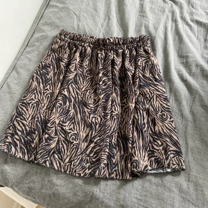 Kjol - Säljer denna söta kjol då den aldrig kommer till användning. Den är som ny😊