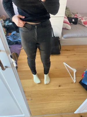 Svarta fejk skinn byxor - Det är par fejk skinn byxor som jag inte använder längre dom är inte topp sjik derför säljer jag dom billigt