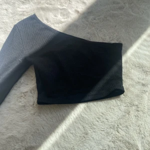 Tröja med en ärm från shein - Jätte gullig svart topp från shein med en ärm. Aldrig använd då det inte riktigt är min typ. Perfekt på sommaren. Frakt tillkommer💓