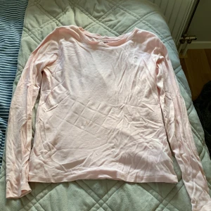 Långärmad tröja  - Långärmad tröja från Ralph lauren. Liten fläck därav priset.