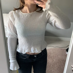 Superfin fest/sommarblus - Använd 2 gånger, superfin att ha på sommaren eller på fest. Smått genomskinlig men har man en bra bh går det bra, säljer för kommer inte till användning längre. 