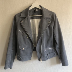 Bikerjacka H&M - Bikerjacka i mockaimitation. Ljusgrå/blå. Strl 38 men passar även 36. Knappast använd 