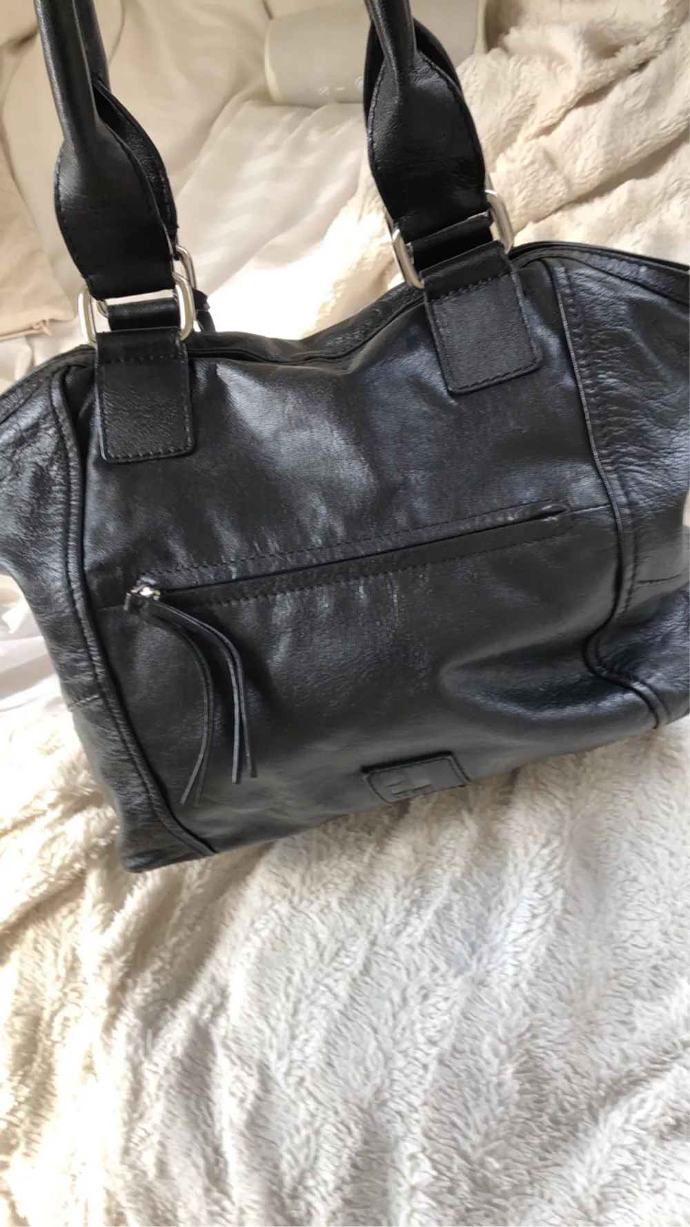 Jätte fin vintage väska från ett gammalt märke som heter betty Jackson som var en dyrt märke förr i tiden, har ärvt den av min mamma och den är super snygg men har tyvärr inte kommit till användning, den är svart med rosa insida🫶🏼. Väskor.