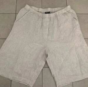 Lene sand skjorts - Hej nu säljer jag mina jättefina linne skjorts. Fick dessa i present men passade tyvärr inte. Nypris:1399, jag säljer endast för 550. Hör av dig vid frågor eller funderingar!!