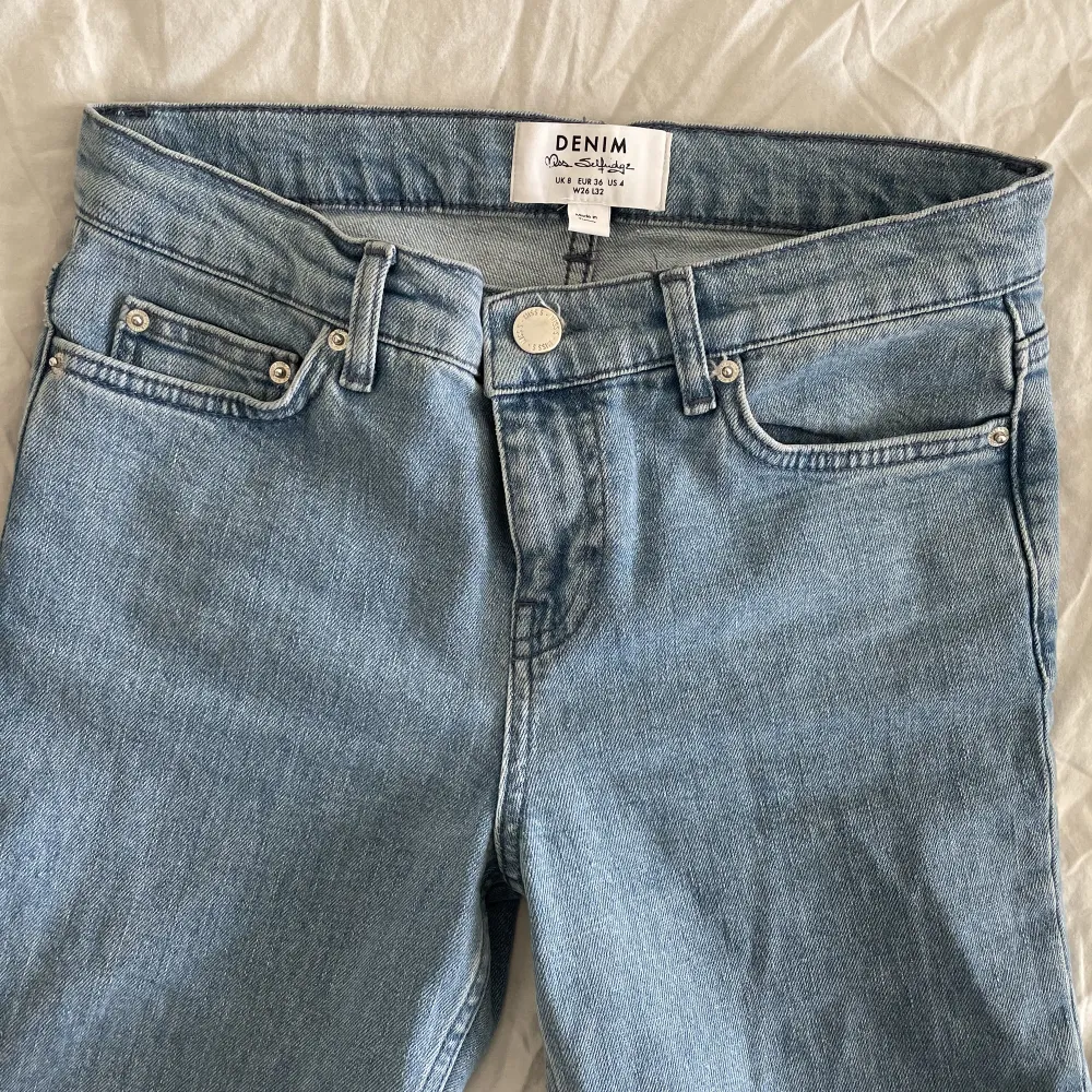 Säljer dessa lågmidjade bootcut jeans köpta från Nelly. Använd 2 gånger därav inga defekter.  Storlek: W26, L32  Betalning sker via swish!. Jeans & Byxor.